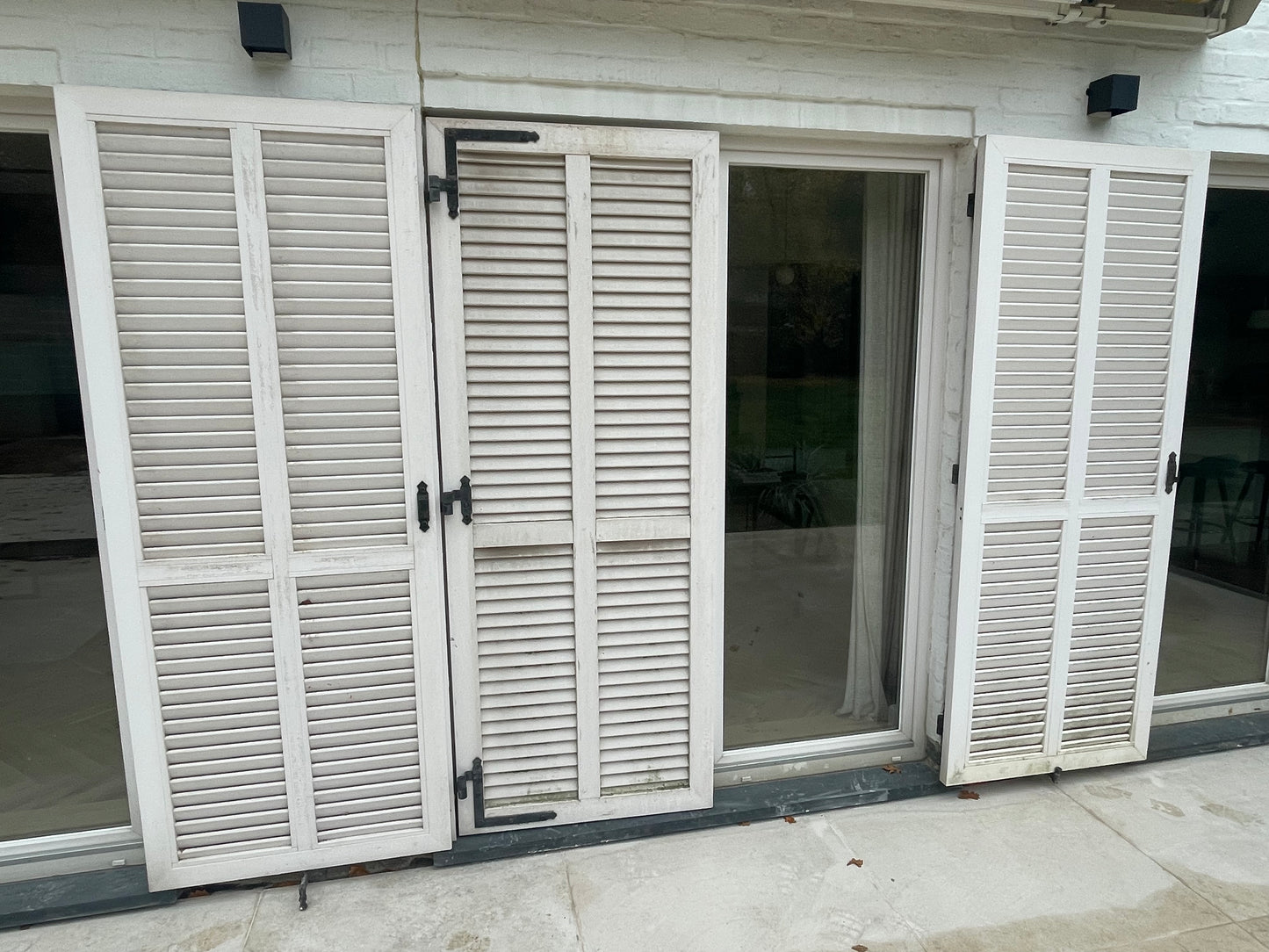 Grands volets battants extérieurs blancs en pvc