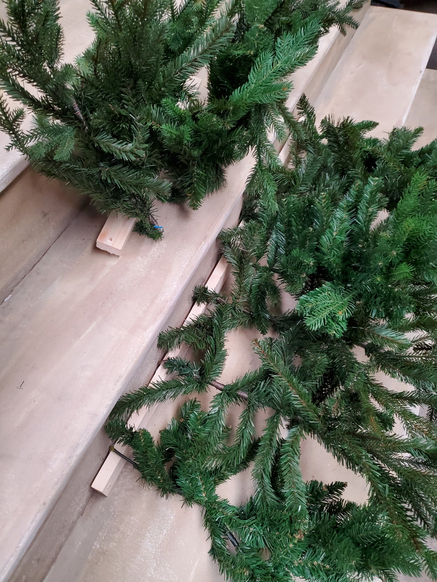 Fleurs artificielles - Branches sapin montées sur tasseaux