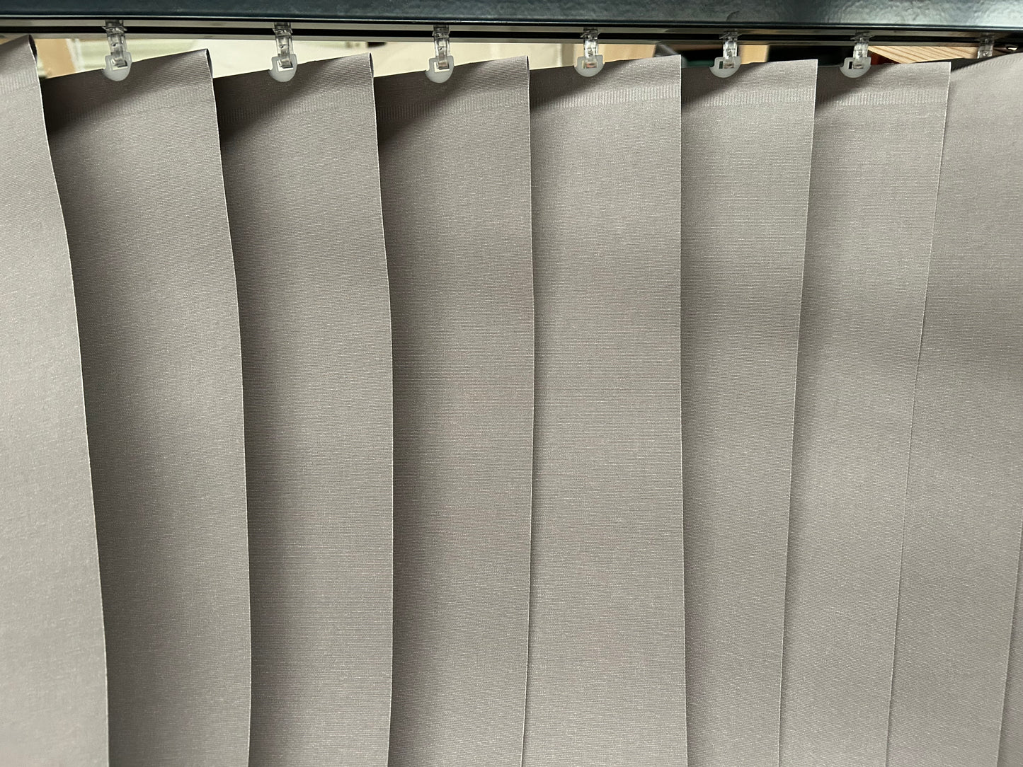 Stores californiens occultant couleur taupe sur rail noirs