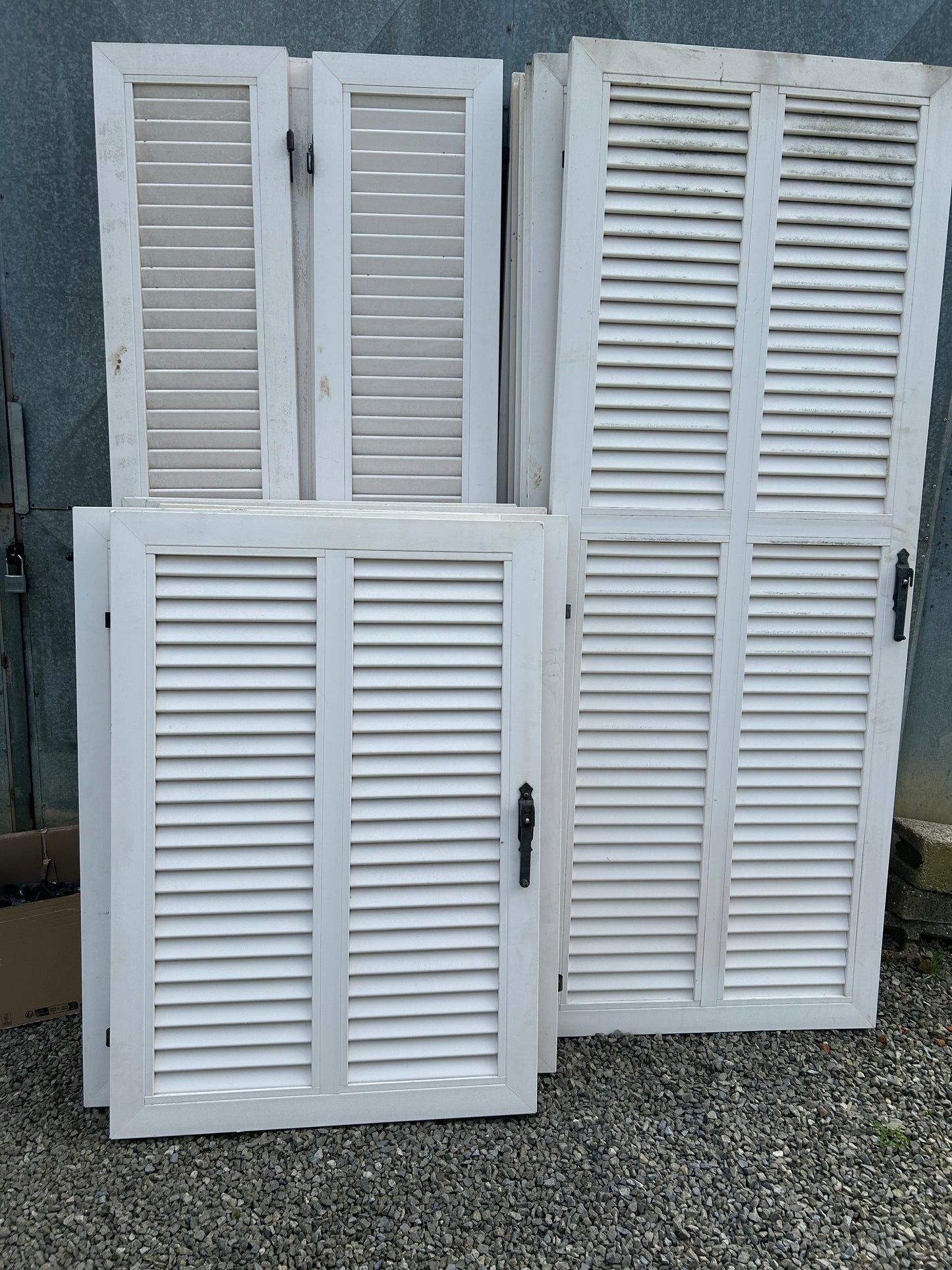 Petits volets battants extérieurs blancs en pvc