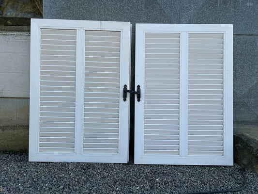 Petits volets battants extérieurs blancs en pvc