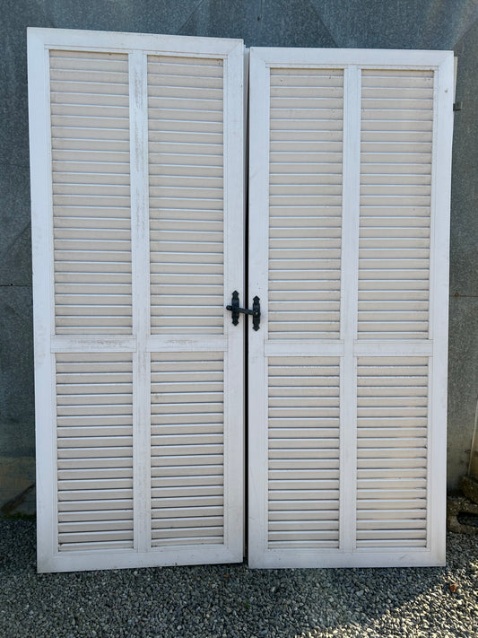 Grands volets battants extérieurs blancs en pvc