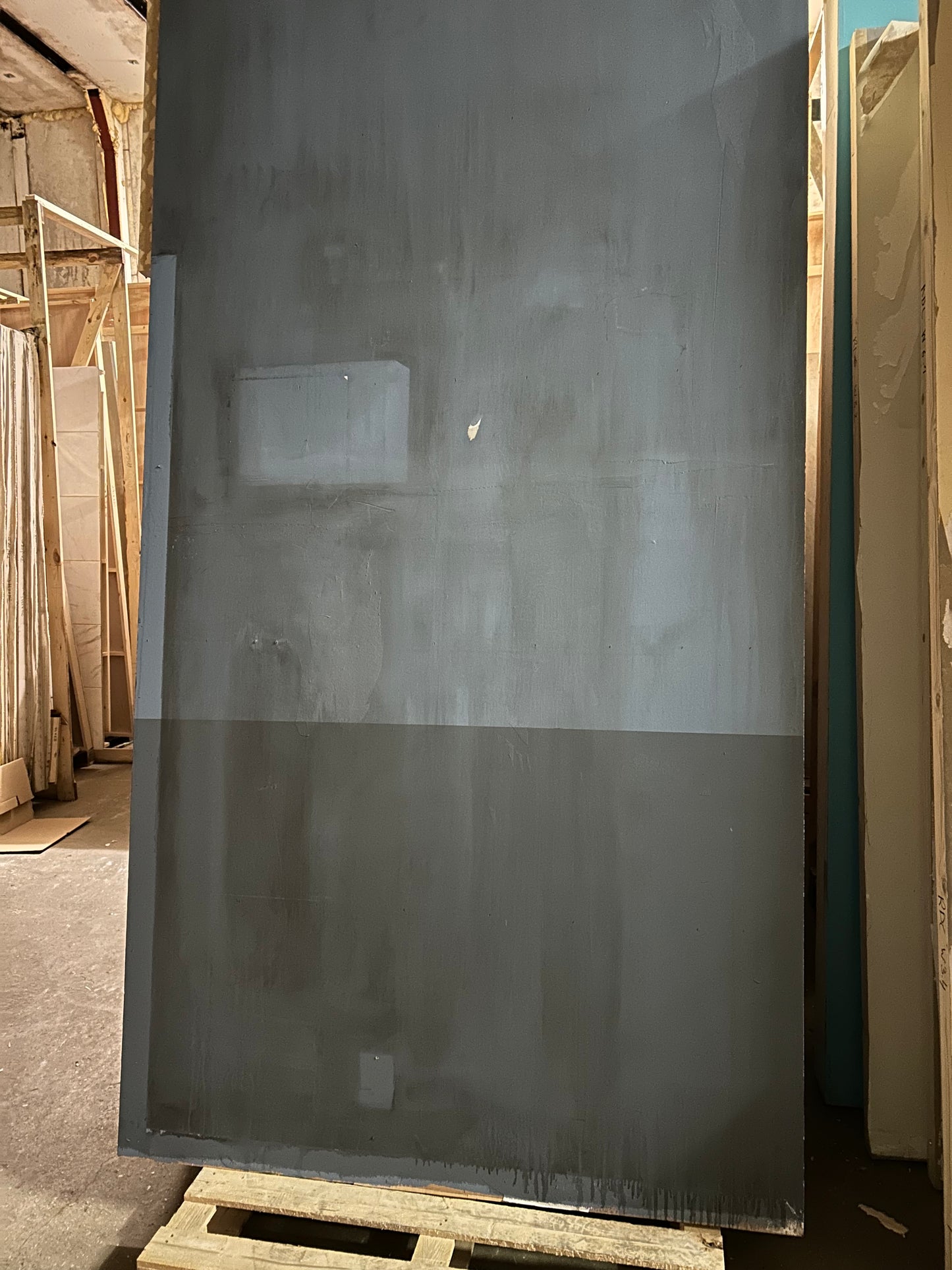 12 Feuilles décor / Panneaux sur châssis - bois (295 x 150 x 6,5) tapissées et peintes bleu foncé sur 100cm ensuite bleu clair