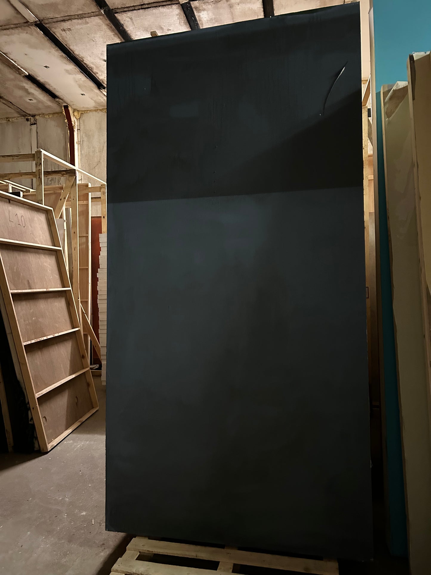 12 Feuilles décor / Panneaux sur châssis - bois (295 x 150 x 6,5) tapissées et peintes bleu foncé sur 100cm ensuite bleu clair
