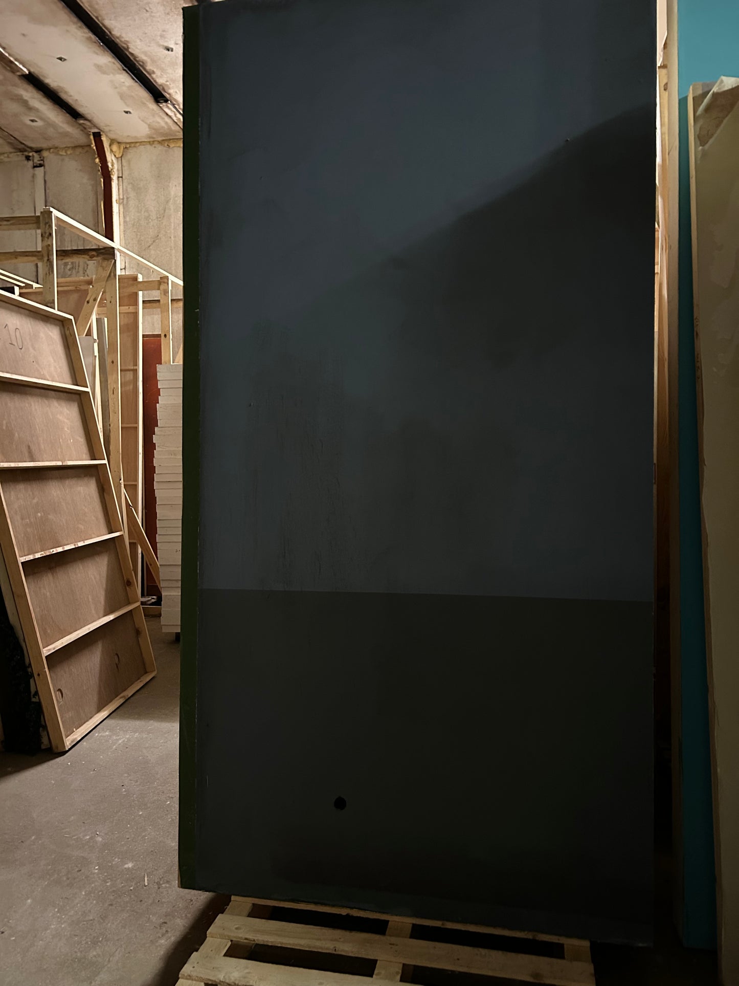 12 Feuilles décor / Panneaux sur châssis - bois (295 x 150 x 6,5) tapissées et peintes bleu foncé sur 100cm ensuite bleu clair