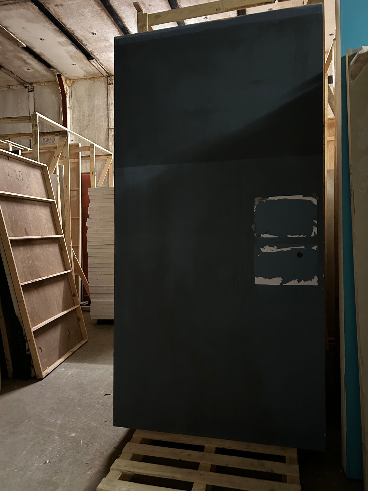 8 Feuilles décor / Panneaux sur châssis - bois (295 x 150 x 6,5) tapissées et peintes bleu foncé sur 100cm ensuite bleu clair