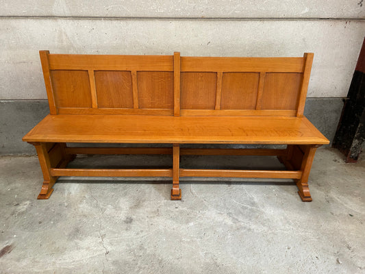 Bancs en bois moulurés