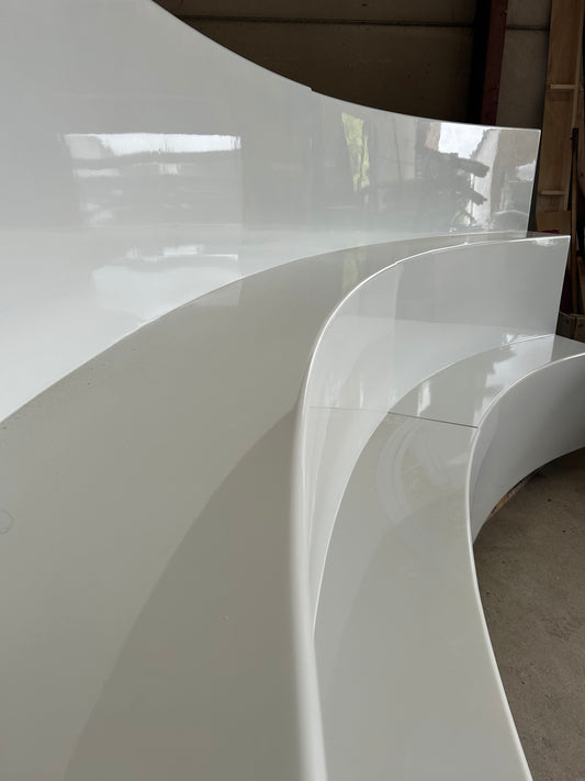 Présentoirs en gradins semi-circulaires