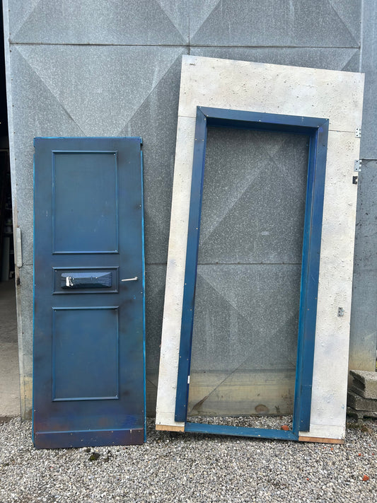 Porte avec ébrasement peints en bleu
