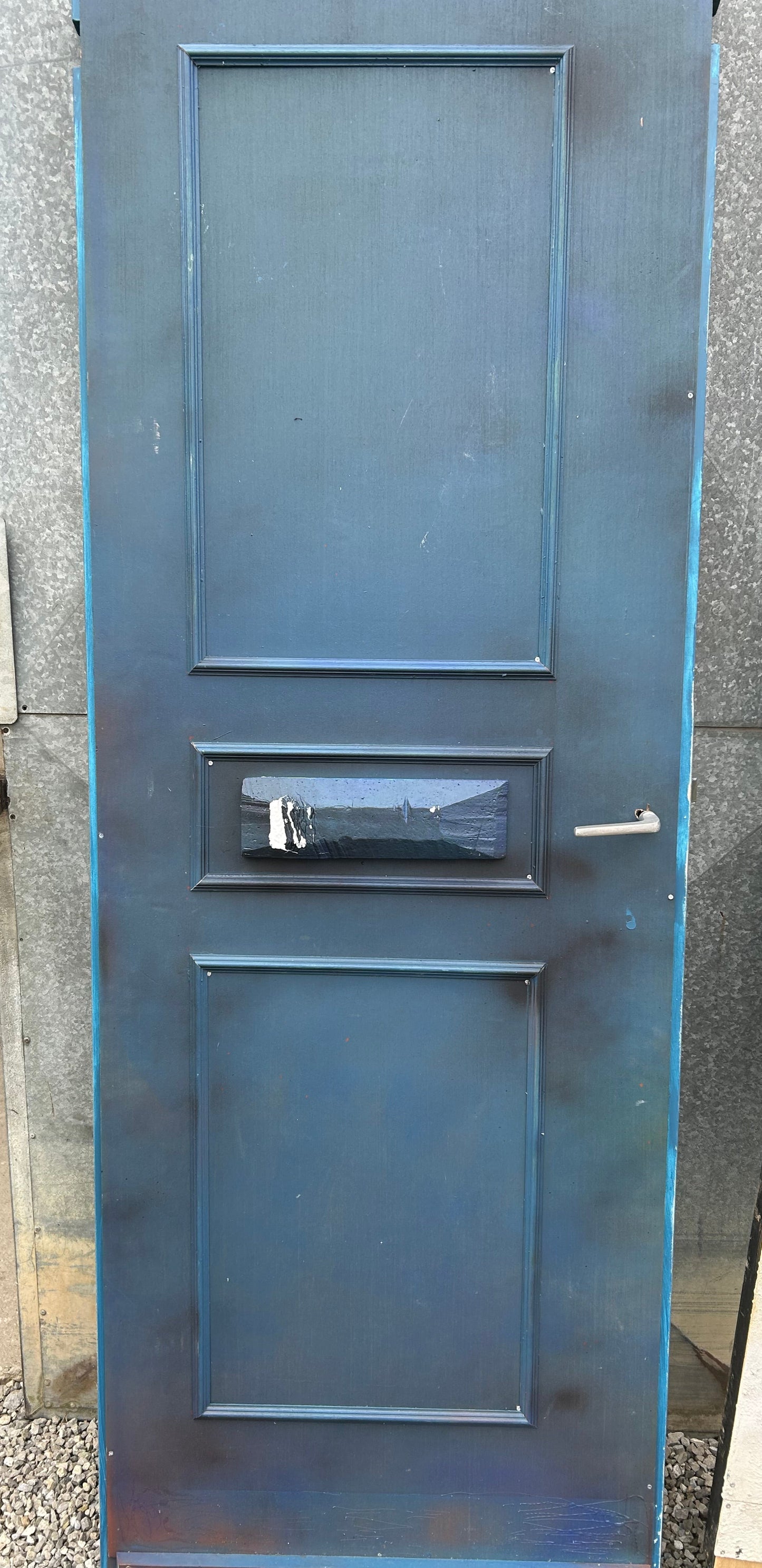 Porte avec ébrasement peints en bleu