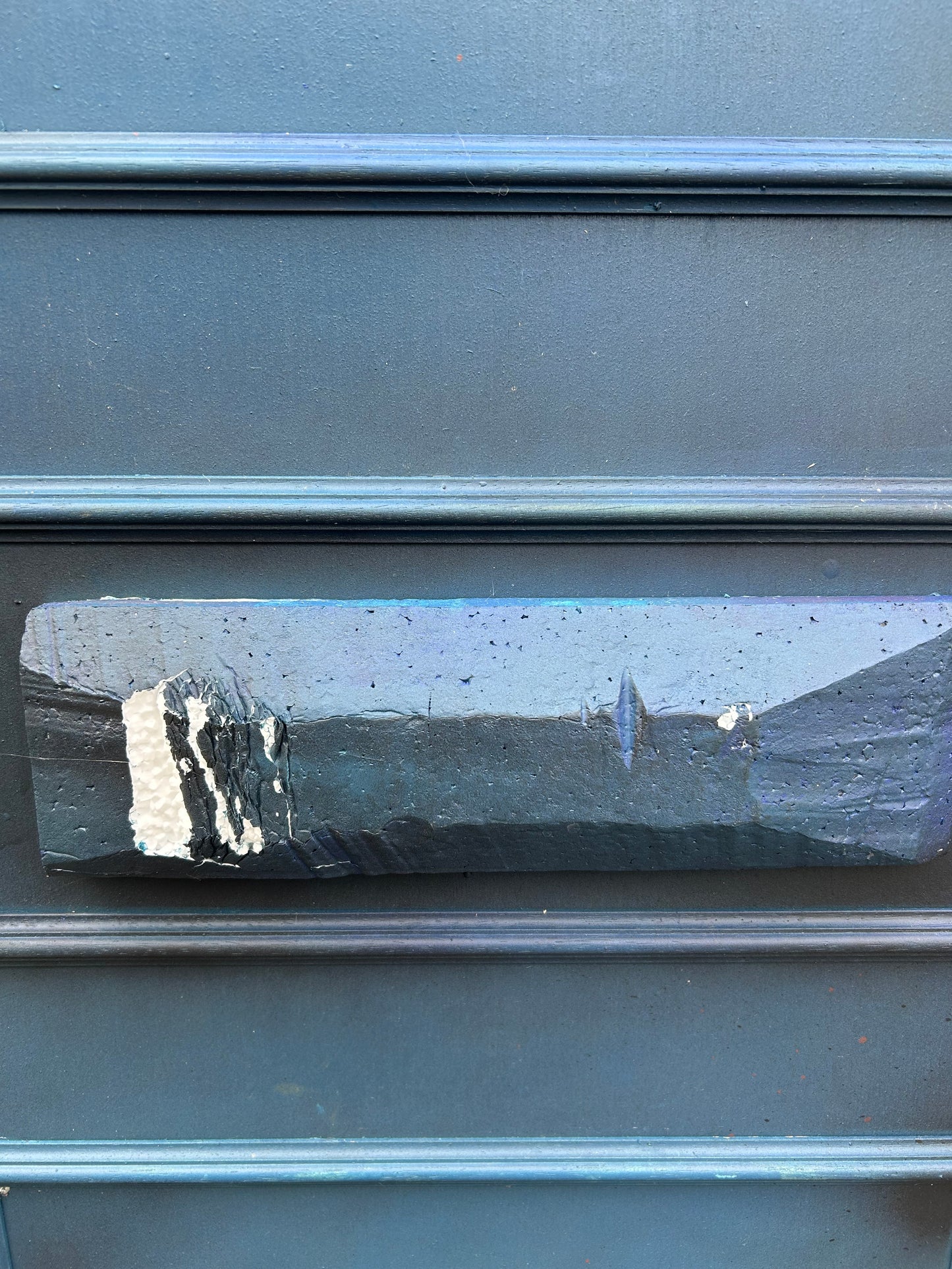 Porte avec ébrasement peints en bleu