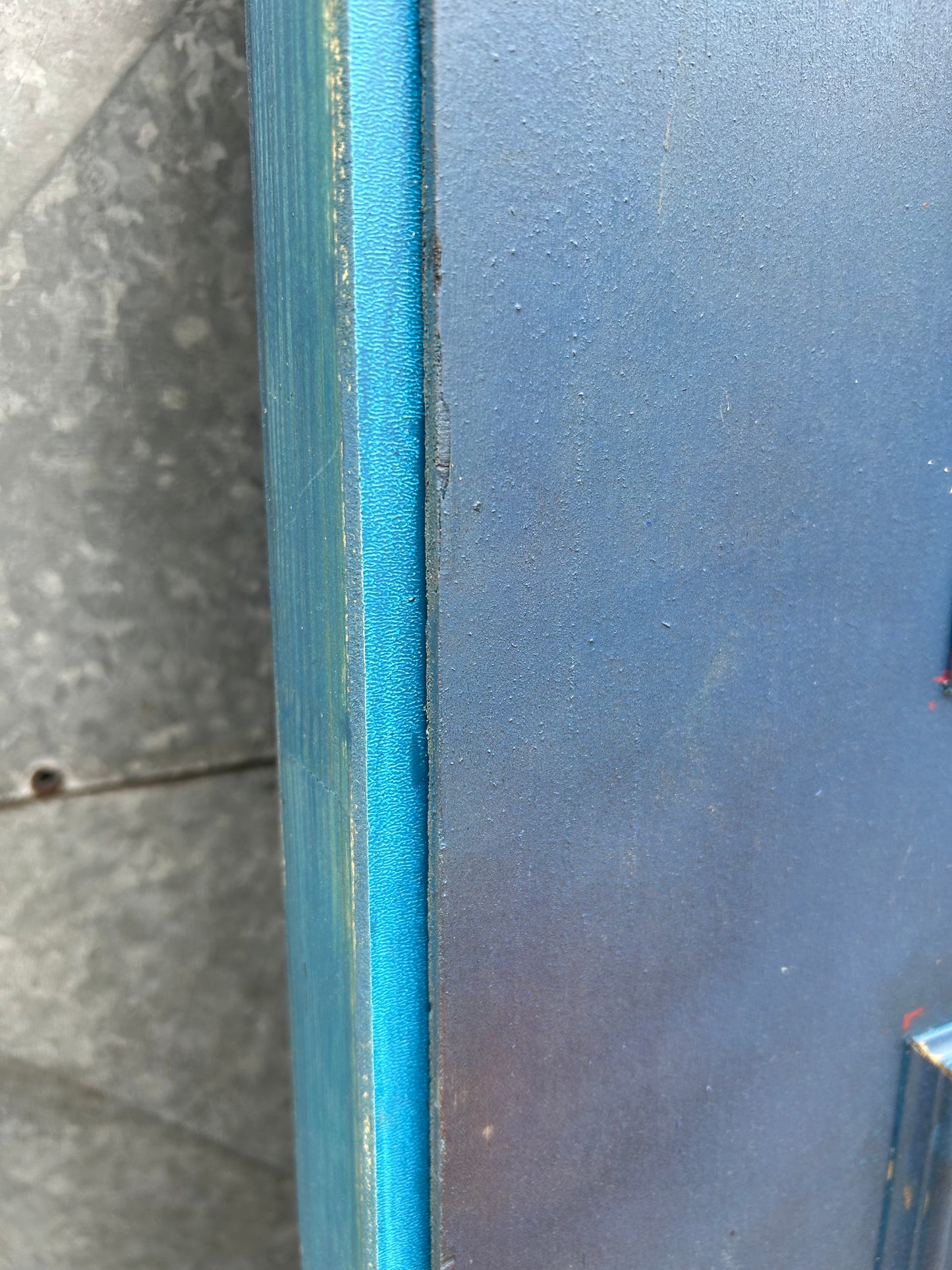 Porte avec ébrasement peints en bleu