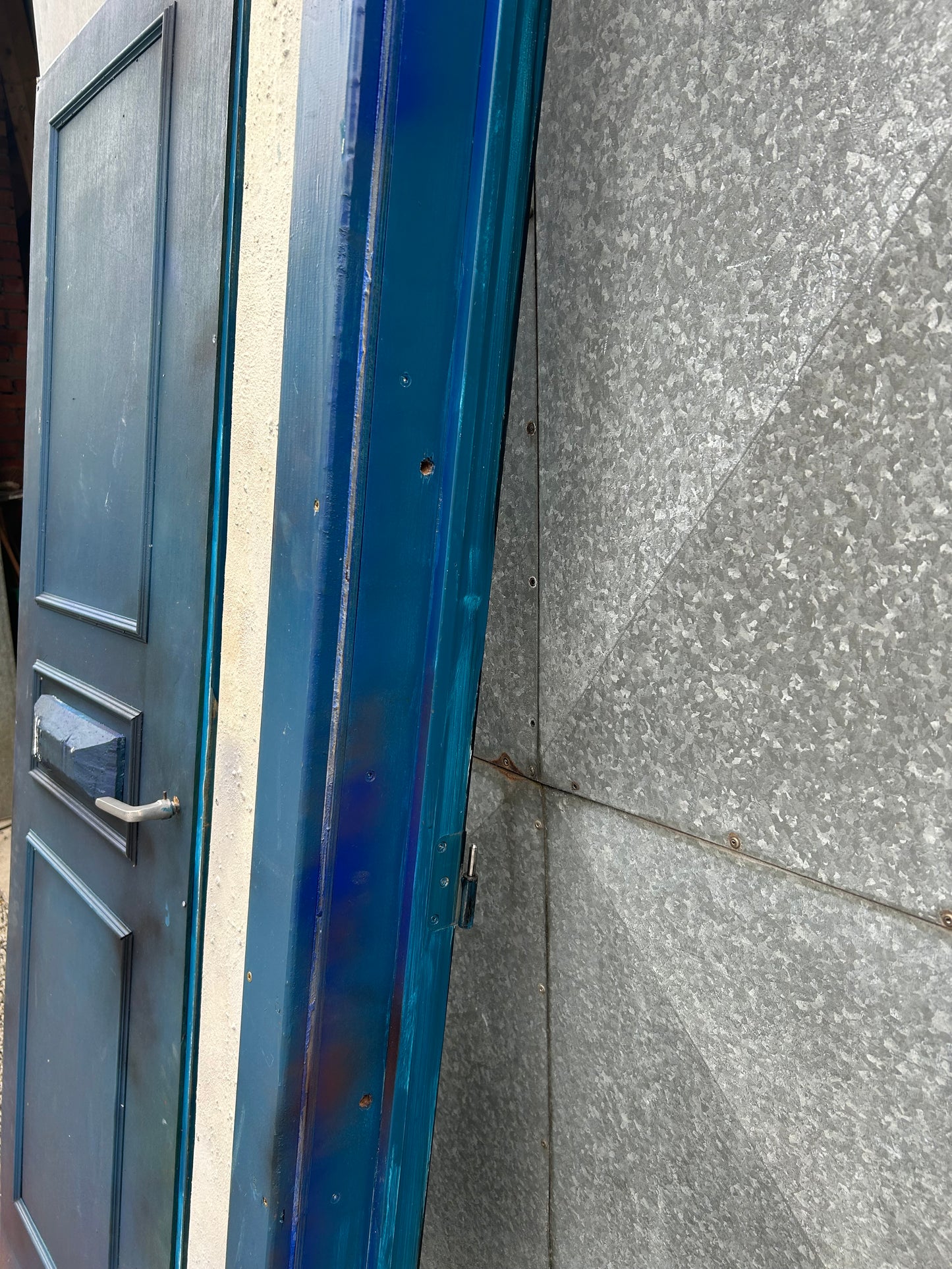 Porte avec ébrasement peints en bleu