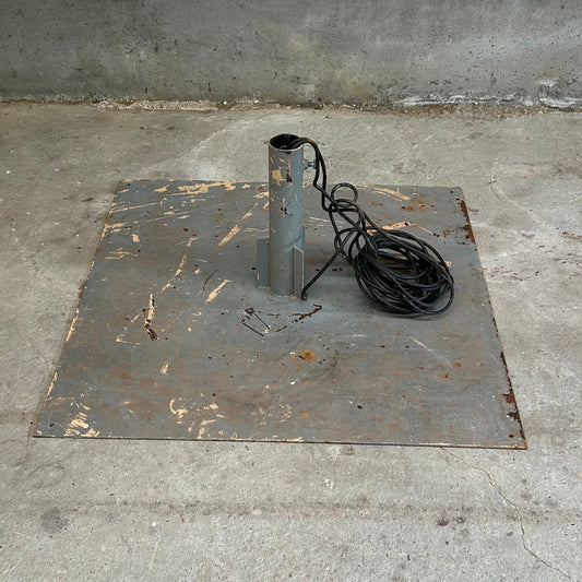 Pied de mât en metal