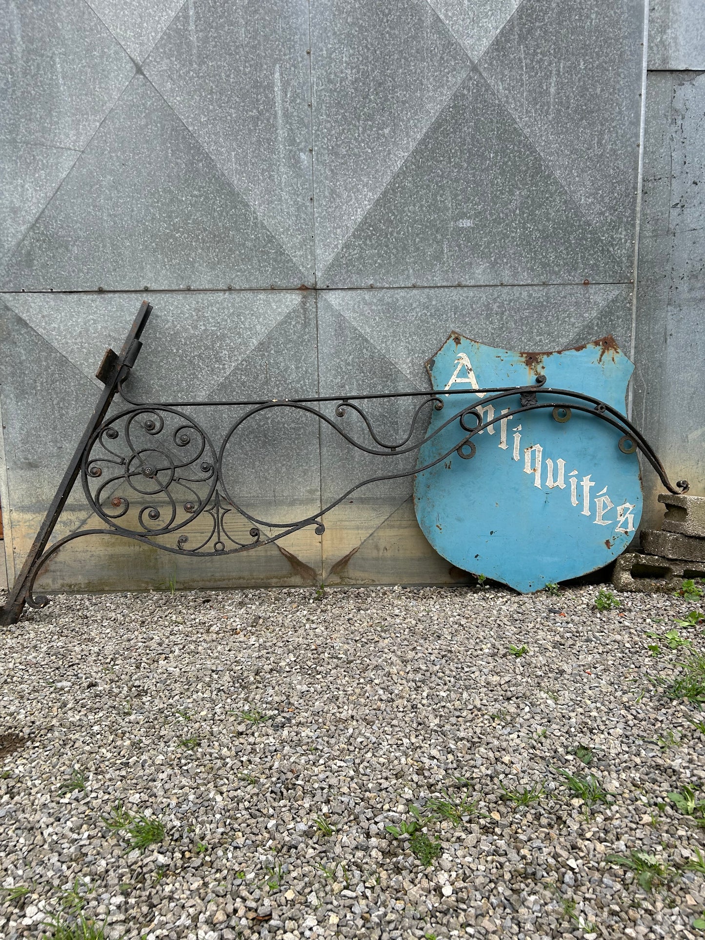 Enseigne ferronnerie "Antiquités"