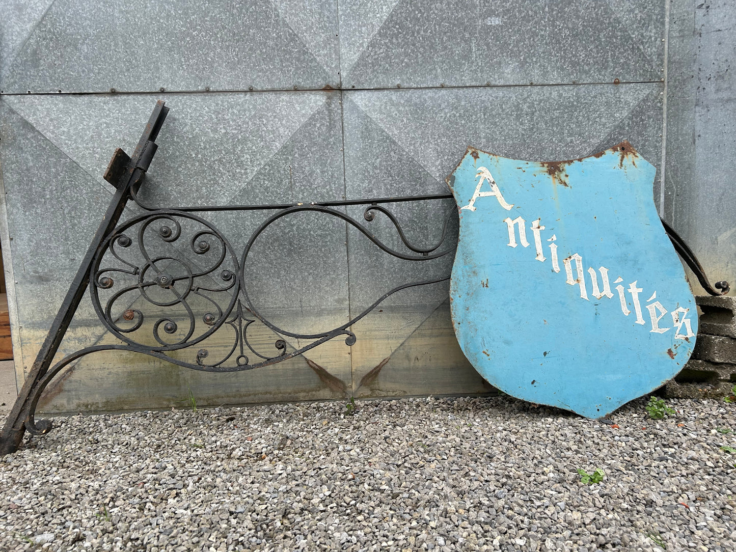 Enseigne ferronnerie "Antiquités"